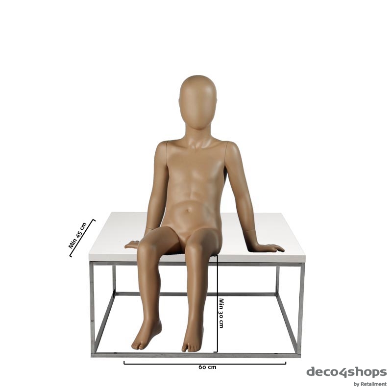BØRNE MANNEQUIN - FRESH KIDS - SIDDENDE - 122 CM - HINDSGAUL